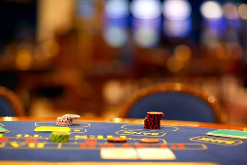 Varför saknar landbaserade casinon klockor och fönster?