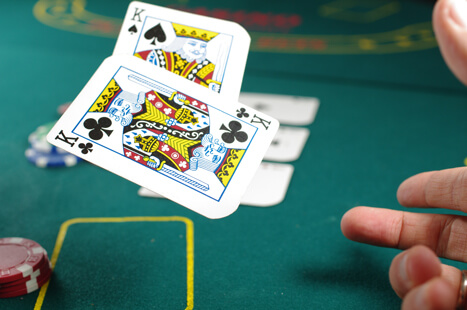 Kasta kort i Poker.